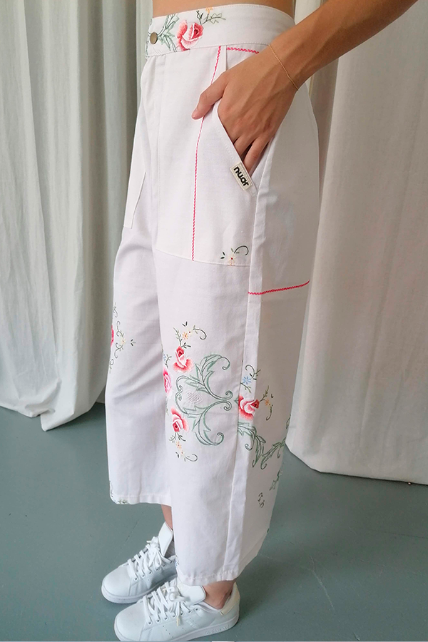 Pantalón creado a partir de mantel vintage bordado a mano. Creado a partir de residuo textil y convertido en una pieza única y exclusiva por Okollective.